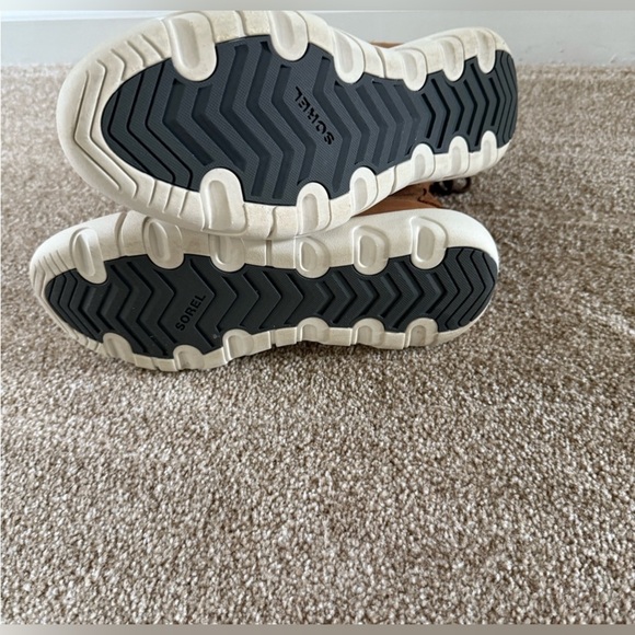 Sorel Tan and Cream Winter Boots 8.5 - Picture 3 of 6